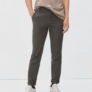 Performance chino 4-way stretch and an authentic chino look for everyday